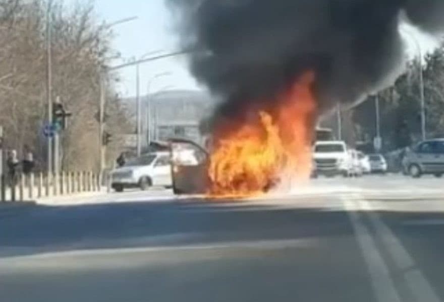 Скопје: Возило се запали додека возеше!